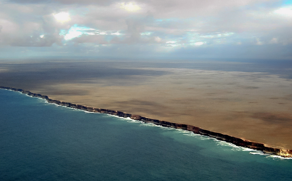 Nullarbor Plain meets the ocean — Встреча равнины Налларбор и океана