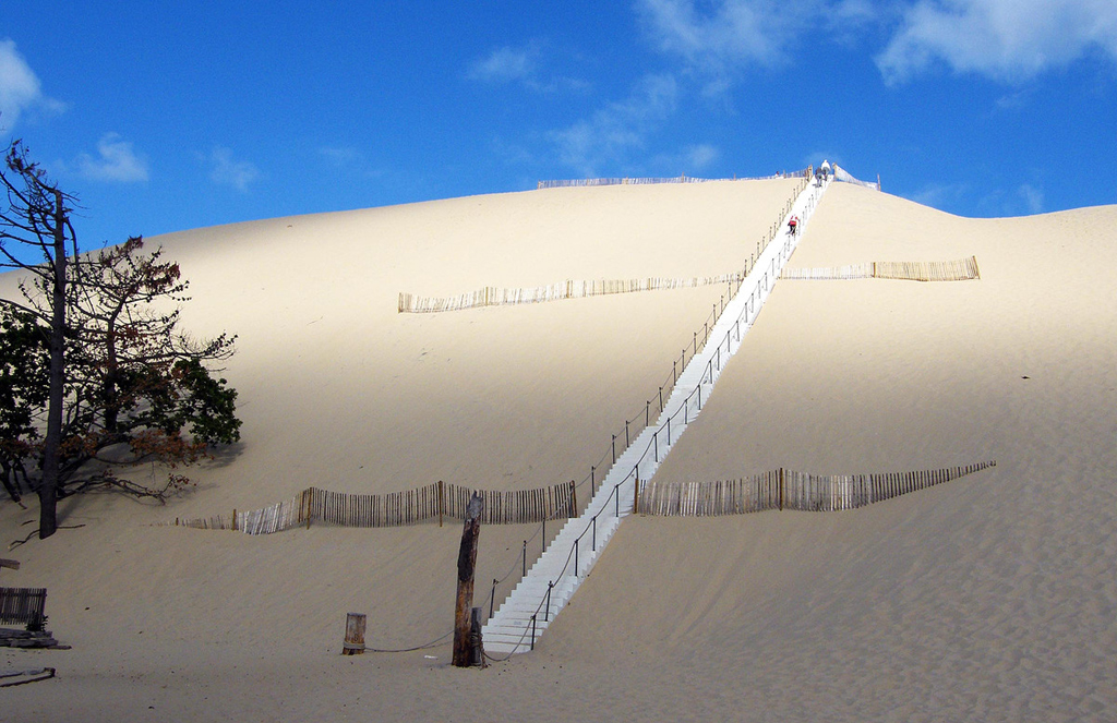 Long pedestrian stairs to the top of the dune ~ Длинная пешеходная лестница на самый верх